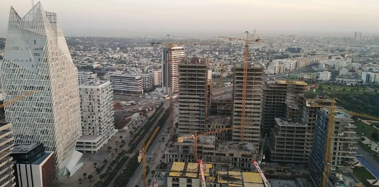 卡萨布兰卡的塔吊与在建楼宇